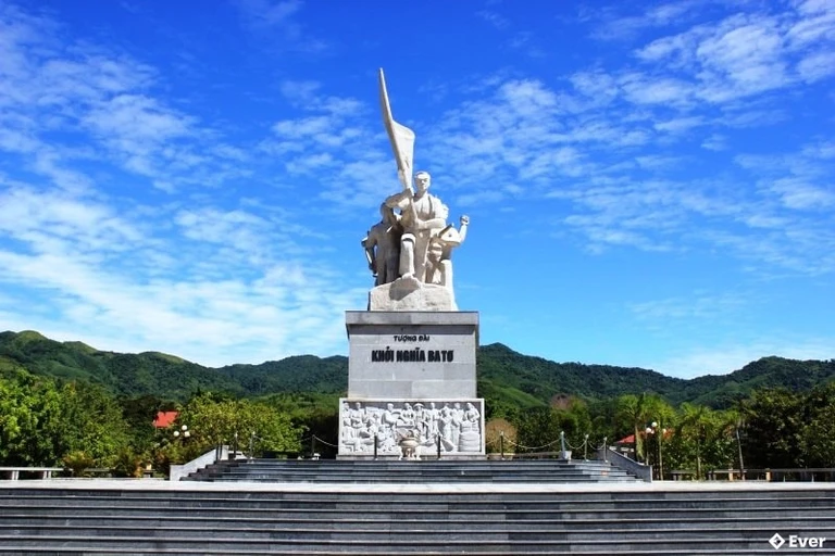 Tượng đài khởi nghĩa Ba Tơ