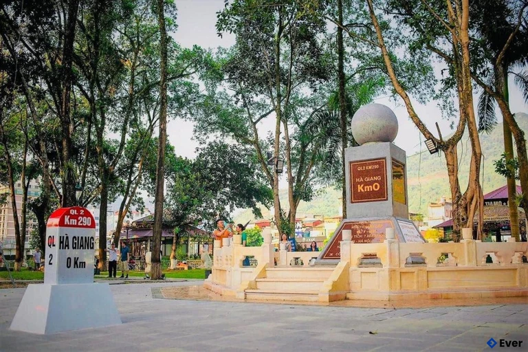 Tượng đài và mốc Km0 Hà Giang
