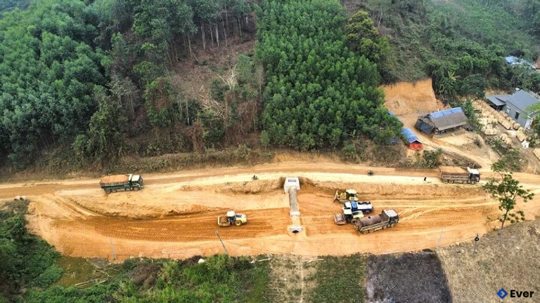 Tuyến đường Hồ Chí Minh đoạn qua xã Trung Sơn đang được đẩy nhanh tiến độ.