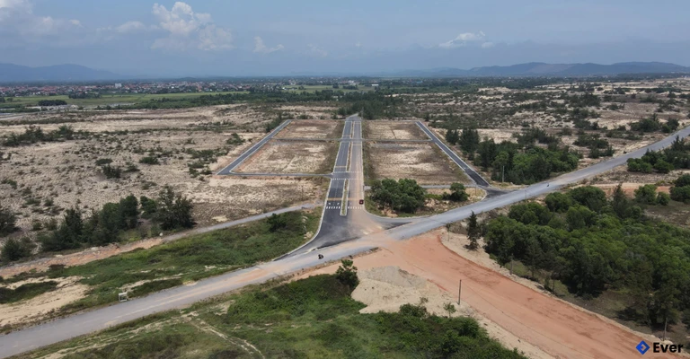 Tuyến đường kết nối với đường ven biển đi trung tâm xã Hoàn Lão vừa được đầu tư nâng cấp