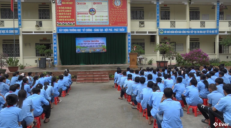 Tuyên truyền, giáo dục pháp luật về an toàn giao thông và phòng chống cháy nổ cho các em học sinh tại xã Thượng Hà