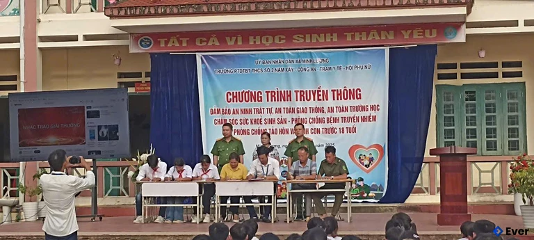 Tuyên truyền luật giao thông đường bộ đến các em học sinh