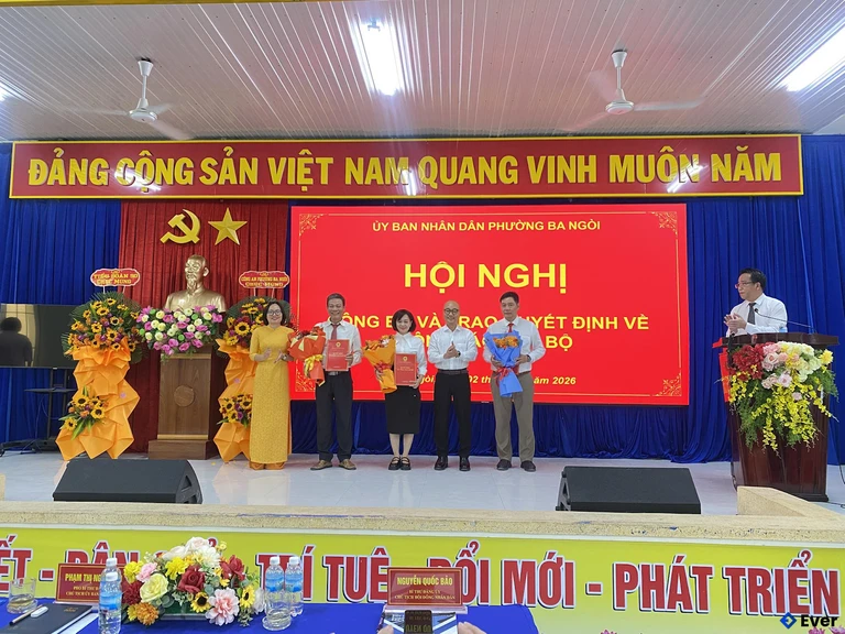 UBND phường Ba Ngòi tổ chức Hội nghị công bố và trao các quyết định về công tác cán bộ