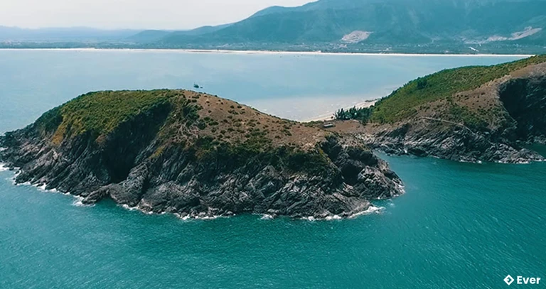 Vũng Chùa – Đảo Yến, một điểm đến linh thiêng thu hút du khách