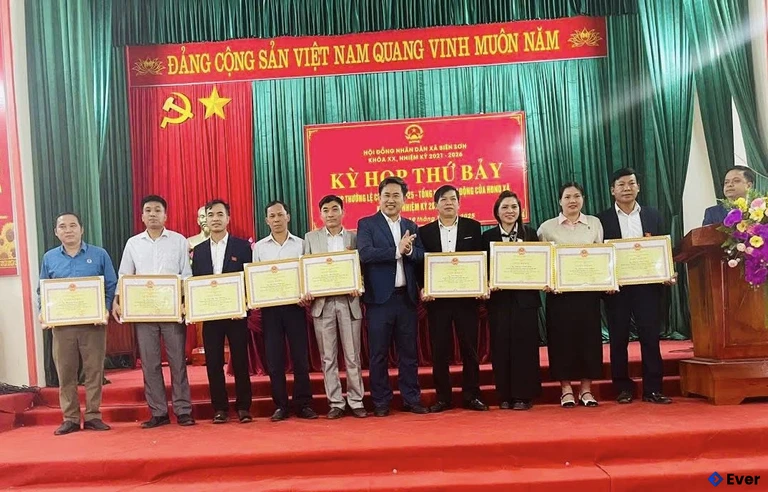 Xã Biên Sơn tổ chức kỳ họp, biểu dương cán bộ tiêu biểu