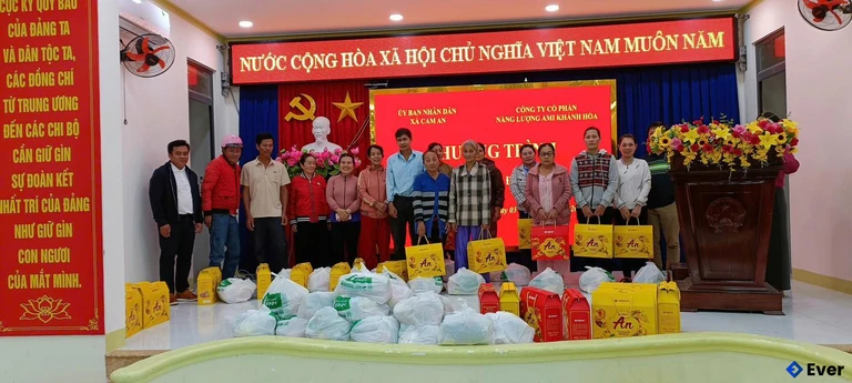 Xã Cam An trao quà Tết Bính Ngọ cho người dân trên địa bàn