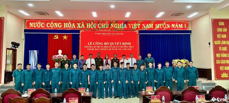 Xã Cam Lâm tổ chức lễ công bố quyết định thành lập trung đội dân quân thường trực.