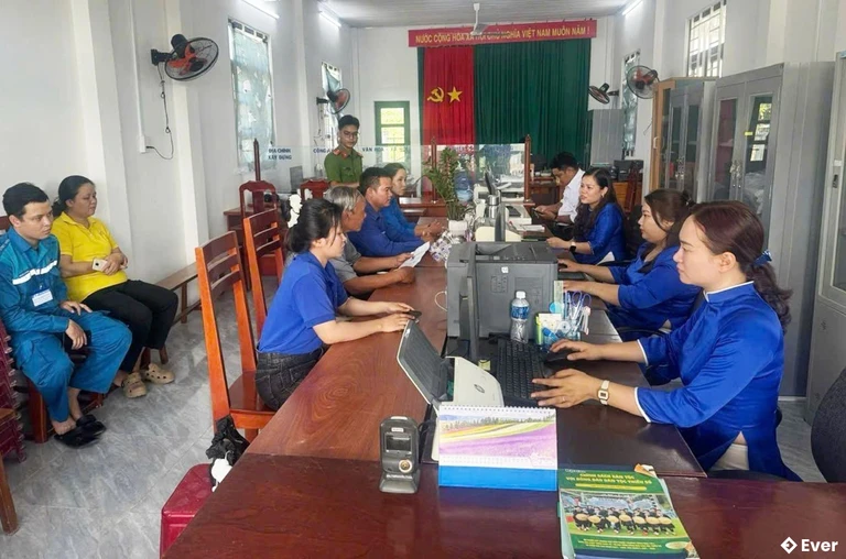 Xã Công Hải hướng dẫn người dân thực hiện dịch vụ công