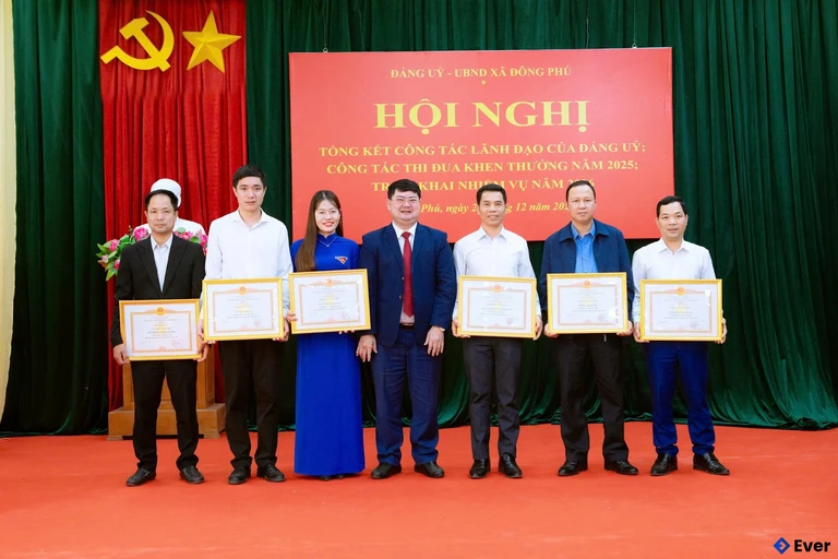 Xã Đông Phú tổng kết thi đua khen thưởng cho cán bộ