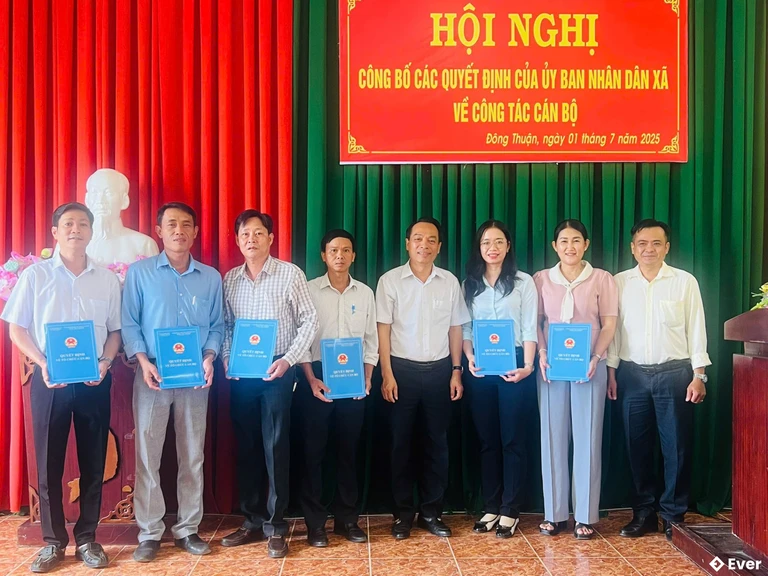 Xã Đông Thuận tổ chức hội nghị công bố các quyết định về công tác cán bộ tại UBND xã