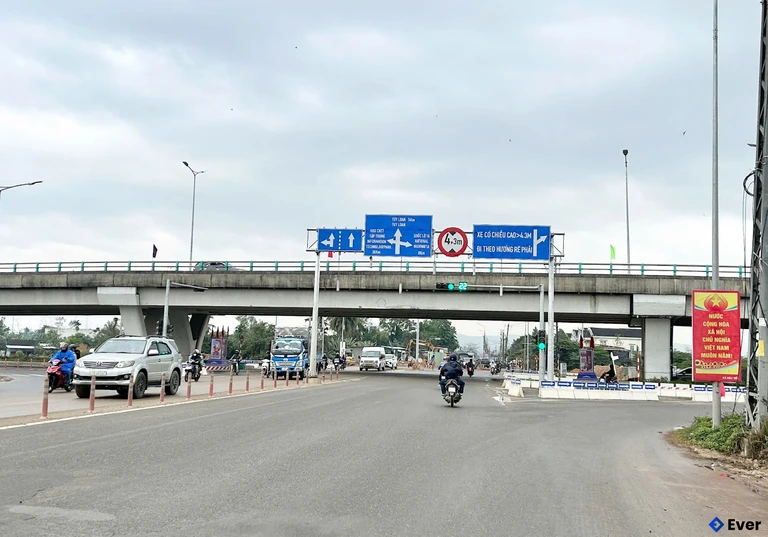 Xã Hòa Tiến có vị trí địa lý chiến lược khi nằm ở cửa ngõ phía Tây Nam Đà Nẵng, giao thông thuận lợi