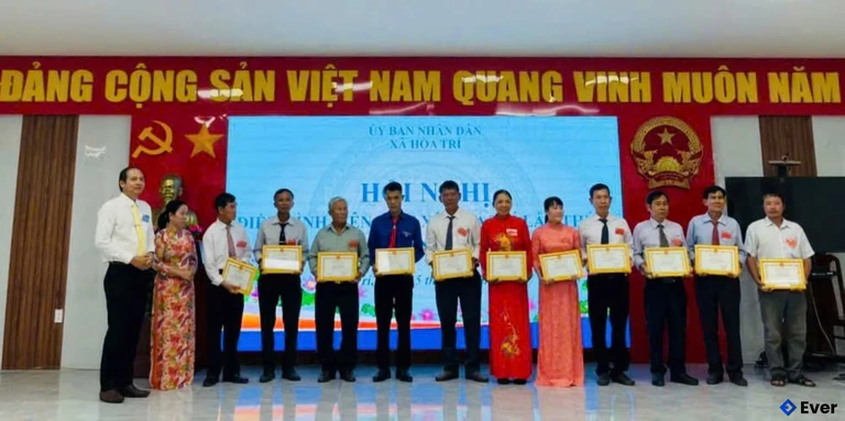 Xã Hòa Trí tổ chức hội nghị tổng kết, trao giấy khen cho tập thể có thành tích xuất sắc