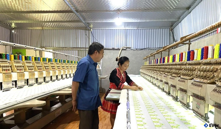 Xã Hùng Lợi đầu tư máy dệt thổ cẩm phát triển kinh tế.
