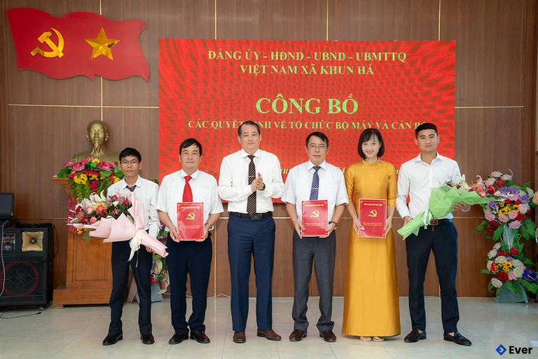 Xã Khung Há tổ chức công bố các quyết định về tổ chức bộ máy và cán bộ