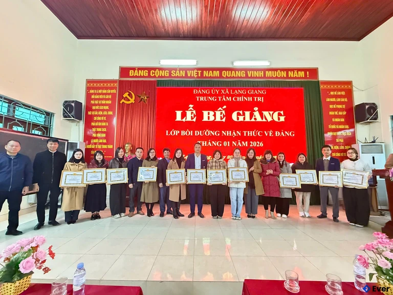 Xã Lạng Giang tổ chức lễ bế giảng lớp bồi dưỡng nhận thức về Đảng