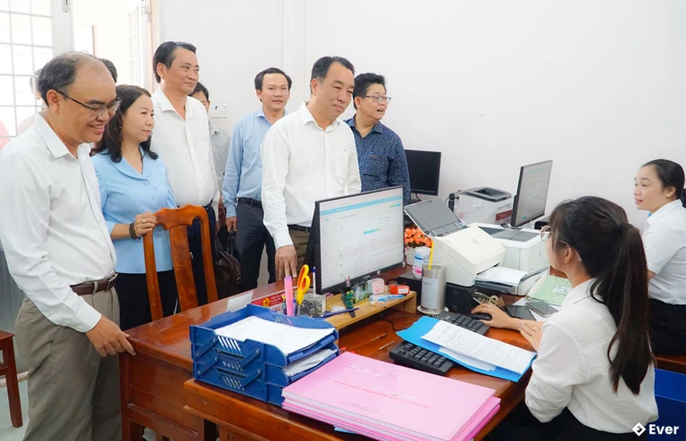 Xã Long Hữu nỗ lực giải quyết thủ tục hành chính cho người dân giai đoạn sau sáp nhập