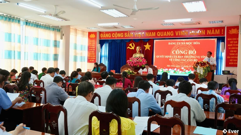 Xã Mộc Hóa công bố quyết định của ủy ban thường vụ tỉnh về công tác cán bộ