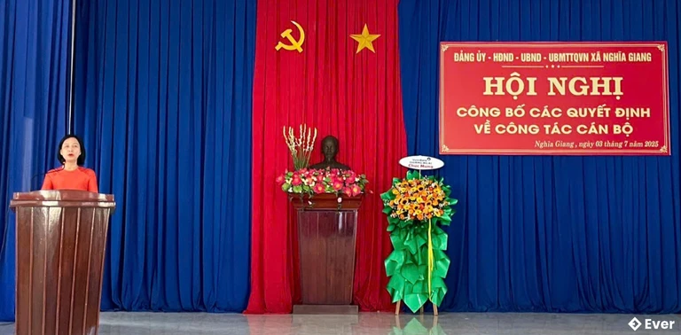 Xã Nghĩa Giang công bố các Quyết định về công tác cán bộ