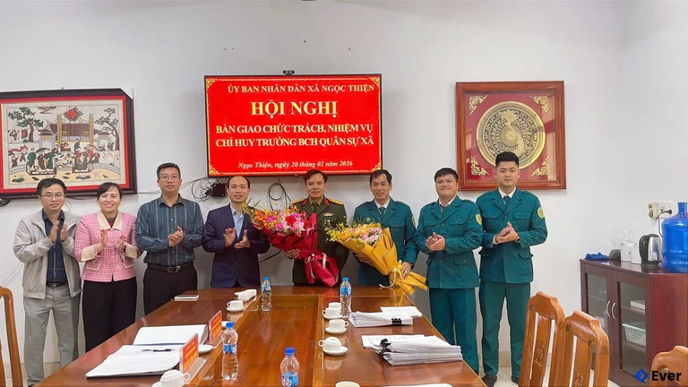 Xã Ngọc Thiện tổ chức bàn giao chức trách, nhiệm vụ chỉ huy trưởng BCH quân sự xã