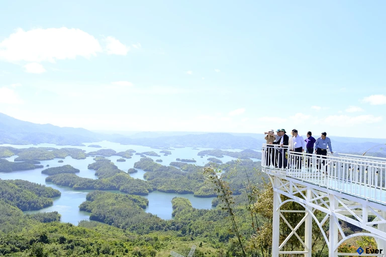 Xã Tà Đùng cũng hướng tới khai thác tiềm năng du lịch sinh thái gắn với cảnh quan hồ Tà Đùng