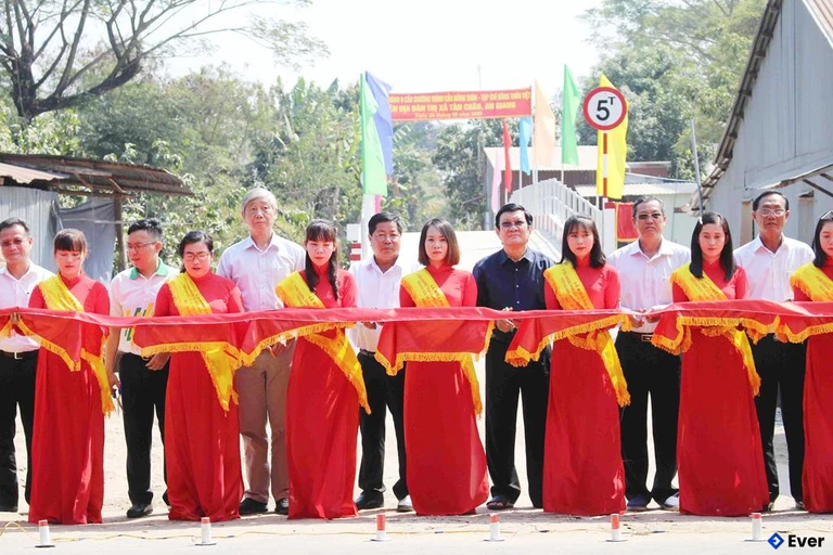 Xã Tân Châu cắt băng khánh thành 9 cây cầu ở nông thôn.