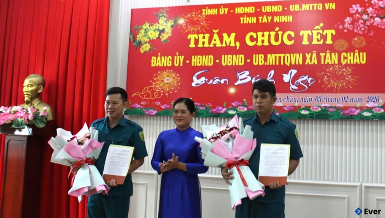 Xã Tân Châu thăm, chúc tết cán bộ hoàn thành xuất sắc nhiệm vụ năm 2025