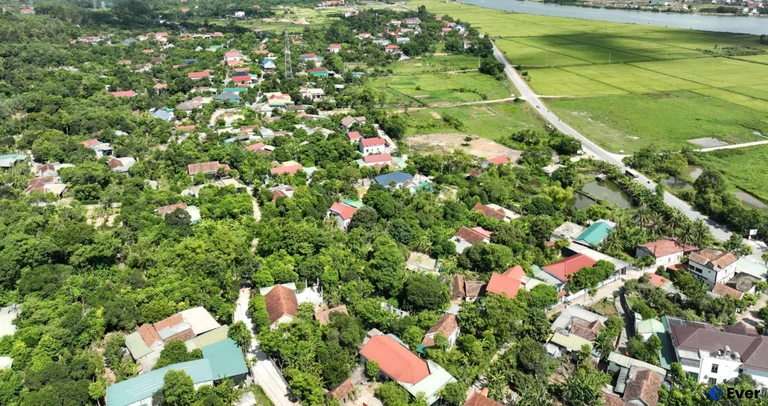 Xã Tân Gianh nằm trên trục đường Quốc lộ 12A, phía Bắc sông Gianh