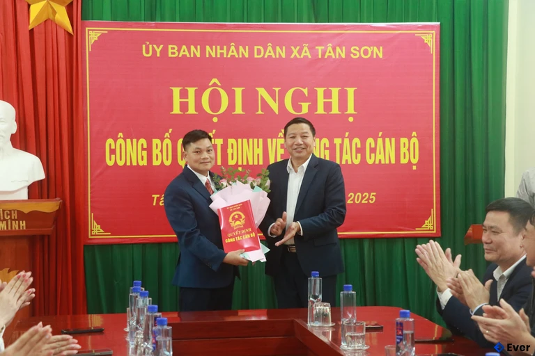 Xã Tân Sơn công bố quyết định về công tác cán bộ