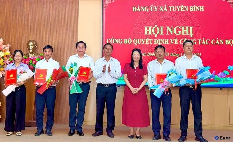 Xã Tuyên Bình tổ chức hội nghị công bố quyết định về công tác cán bộ 2025
