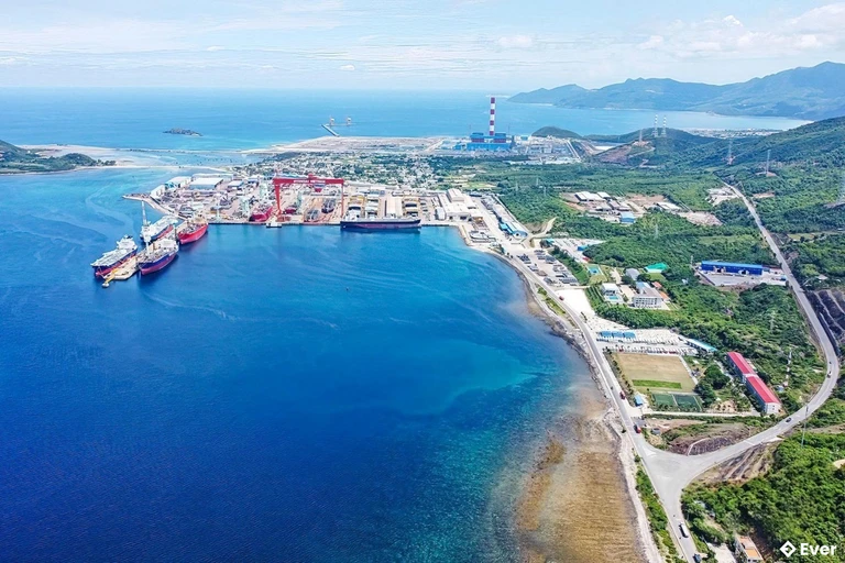 Xã Vạn Thắng giữ vai trò là cửa ngõ quan trọng trong khu kinh tế Vân Phong.