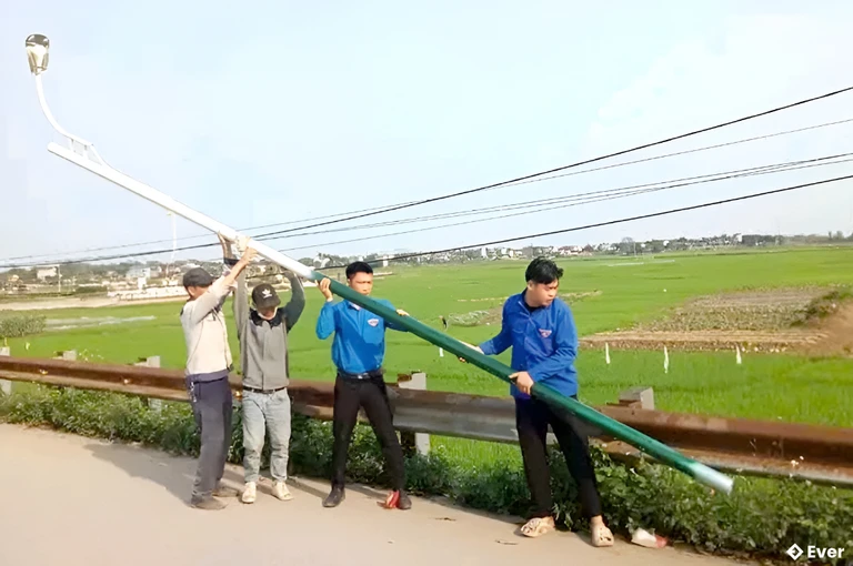 Xây dựng công trình “Thắp sáng đường quê” tại xã Văn Lang