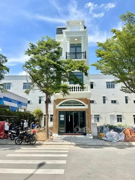 Nhà sát bên chợ thông dụng. Khu dân cư .tân đông hiệp hồ chí minh Dt 60m2 thổ cư full. Sân ô tô.4 ph