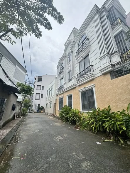 - NHÀ C4 NÁT - TIỆN XÂY MỚI - LÊ VĂN CHÍ - LINH TRUNG - 104M² - 5/5.5 X 21M - GIÁ -6.85 TỶ - HẺM XE