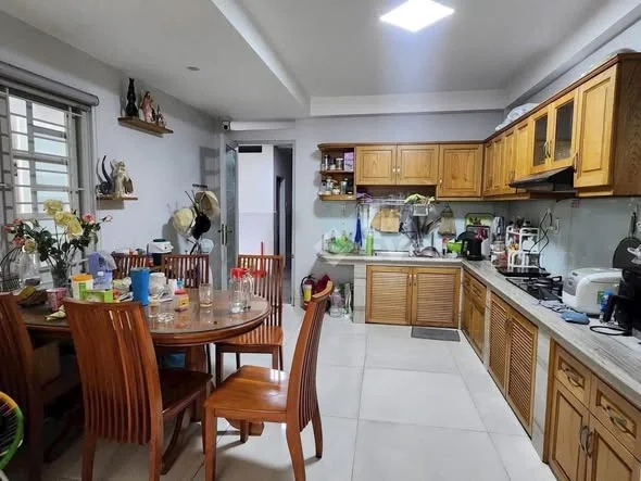 GIA ĐÌNH ĐỊNH CƯ BÁN GẤP - CHDV 5 TẦNG - 9PN - DÒNG TIỀN 35TR/THÁNG HẺM XE