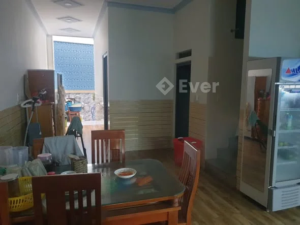 Bình là chính chủ cần bán nhà sổ riêng, diện tích 180m2, ngang 6x30m.