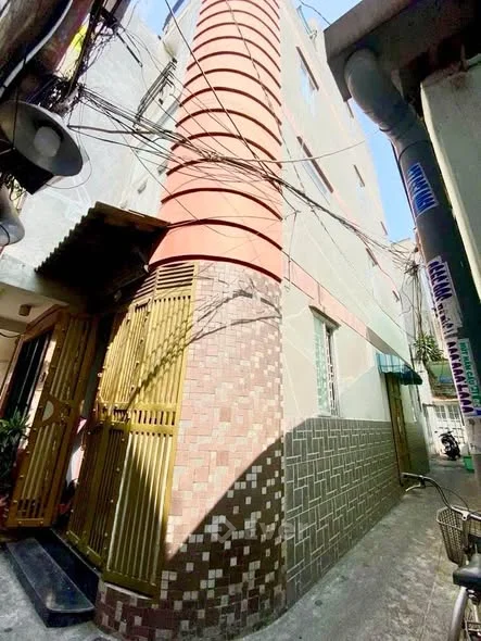 BÁN NHÀ CĂN GÓC HẺM 1/ LÊ THỊ RIÊNG, P. BẾN THÀNH, QUẬN 1