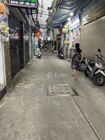 Nhà trung tâm quận 10 Nguyễn Tri Phương, cách MT vài bước chân