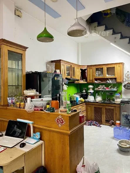 Diện tích: 4m x 10m Kết cấu: 1 trệt, 3 lầu (tổng 4 tầng) Vị trí: Hẻm thông ra Kênh Nước Đen