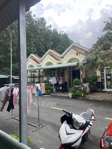 Bán căn nhà nhỏ kp 2 kế bên chợ Hoàng Gia.