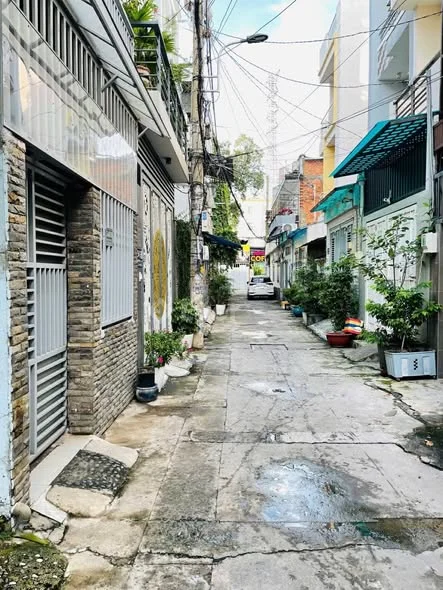 GẦN CÔNG VIÊN LÀNG HOA - TRƯỜNG THPT NGUYỄN CÔNG TRỨ - QUANG TRUNG P 8 , GÒ VẤP. HẺM CHUẨN 5M.