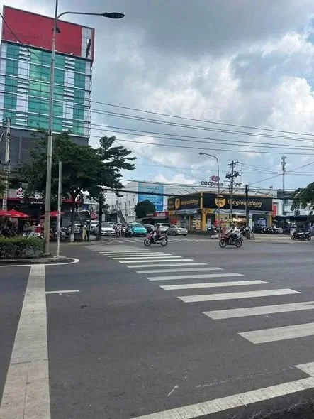 Nhà chị gái em cần bán căn nhà mặt tiền đường Phú Riềng Đỏ , đối diện siêu thị Co.op - Mart. Vị trí