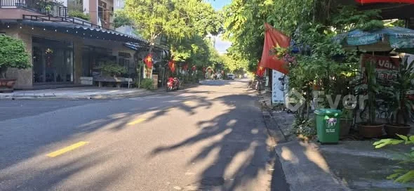 Diện tích: 100 m² (5 × 20 m) – nhà 2 tầng kiên cố cầu thang gỗ tự nhiên, thiết kế hiện đại