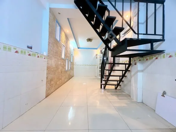 NHÀ CÁCH MẶT TIỀN TÔN ĐẢN ĐÚNG 7 BƯỚC CHÂN