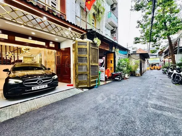 8 tỷ xxx thương lượng. 62m2 - 4 tầng st. DT: 4m 16m (Sổ cn 61,2m2 )