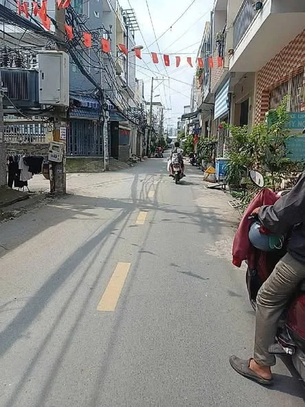 Chỉ: 5.5 tỉ MT KINH DOANH ĐUỜNG NGUYỄN QUÝ YÊM****DT: 4m x 11m1 trệt 2 lầu