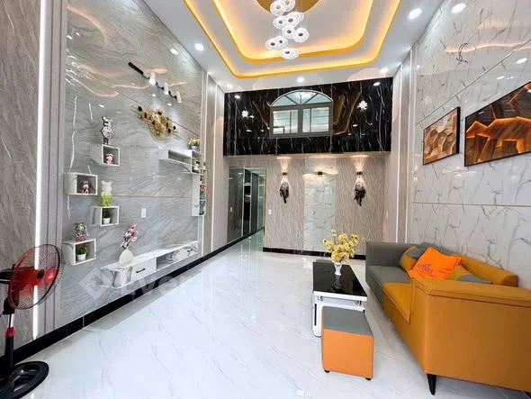 Giá bán: 2 tỷ 100 triệu Pháp lý: Sổ hồng hoàn công Diện tích : ngang 4 m dài 22 m