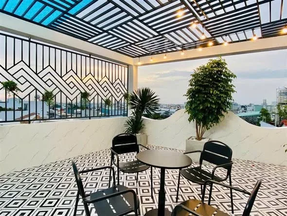 Nhà đẹp mới tinh, kết cấu 5 tầng – 4PN – 4WC, ban công rộng thoáng.