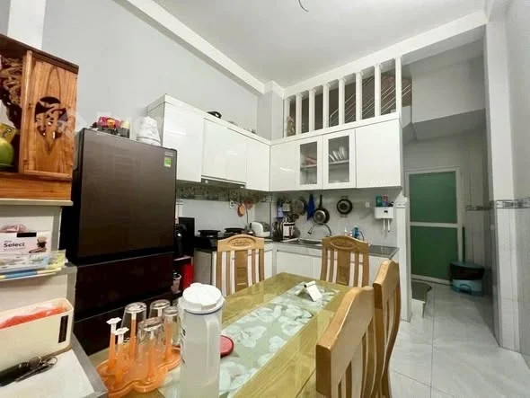 NHÀ 2 MT HẺM SÁT CHỢ THỦ ĐỨC – CHỈ 4TXX- DT : 50m²