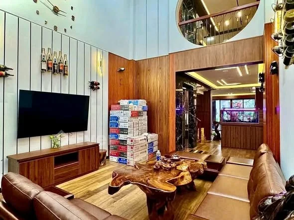 TUYỆT PHẨM - 6 TẦNG SÂN THƯỢNG - THANG MÁY CAO CẤP - KINH DOANH ĐA NGHÀNH NGHỀ GỒM : 7 PHÒNG - 8WC.