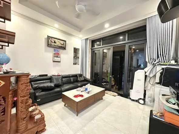 Diện tích: 60m² (4,6 x 13m)Kết cấu: 1 trệt + 2 lầu + sân thượngCông năng: 4 phòng ngủ – 5 WC